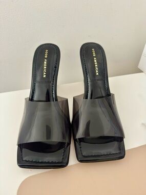 Good American Black Translucent Vinyl Slide Wedges